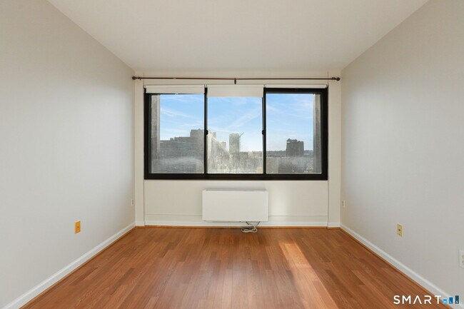 Building Photo - 300 Broad St