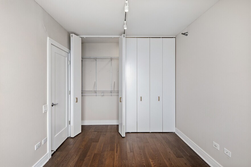 Building Photo - 400 N La Salle Dr
