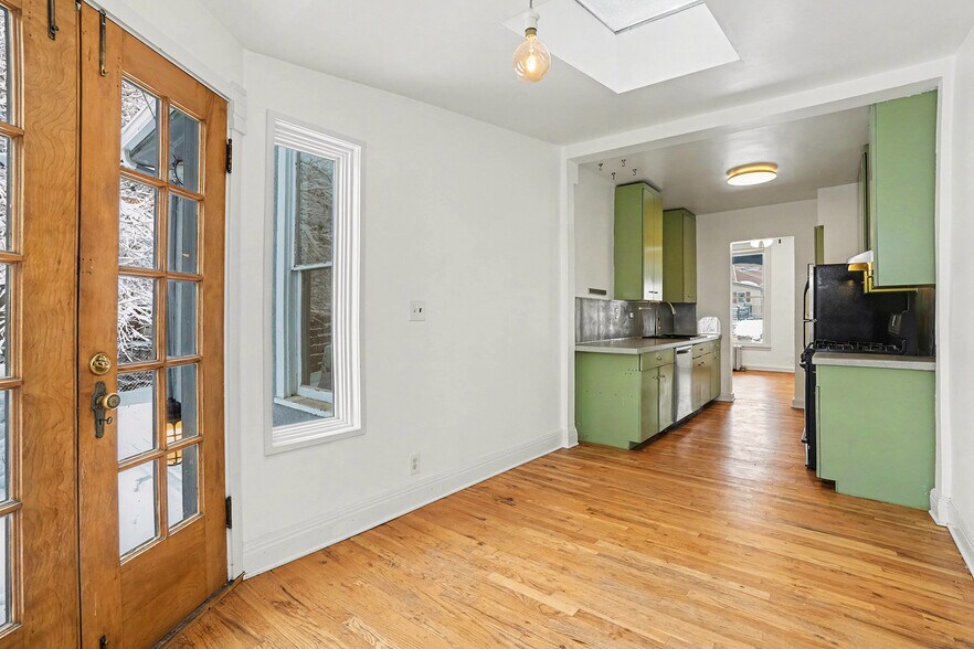 Eat-in kitchen/sunroom - 2122 Hooker St