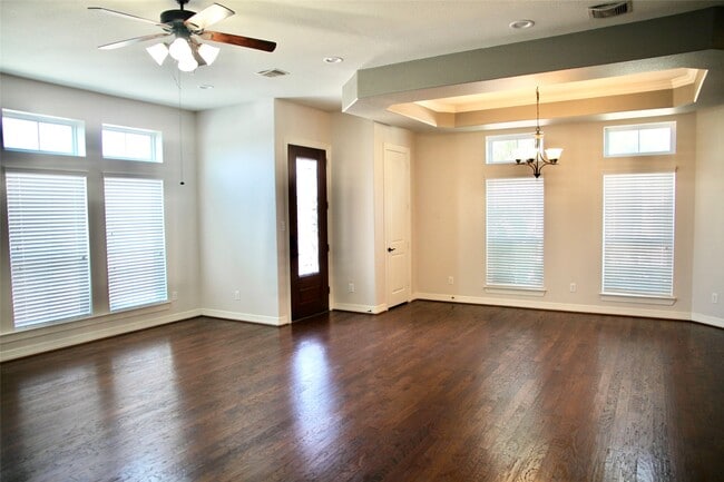 Building Photo - 28 W Oaks Dr