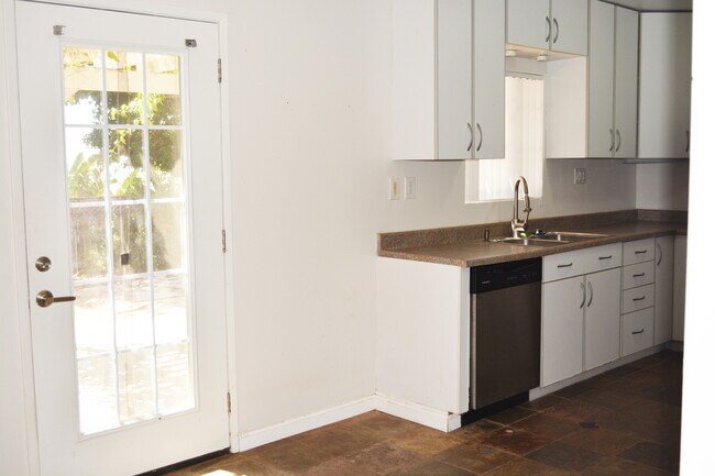 Building Photo - 3214 Cheyenne Ave