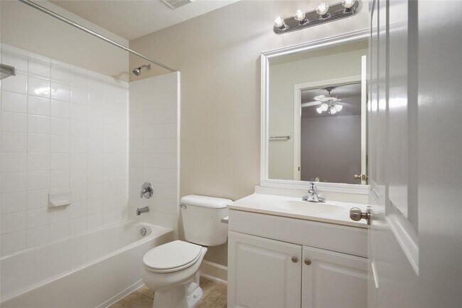 Building Photo - 6 Valewood Pl