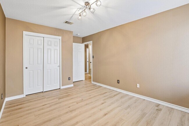 Building Photo - 2656 Bradley Ln