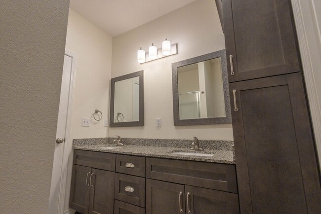 Building Photo - NEW LUXURY 2 BED 2 BATH 1 CAR GARAGE DUPLE...