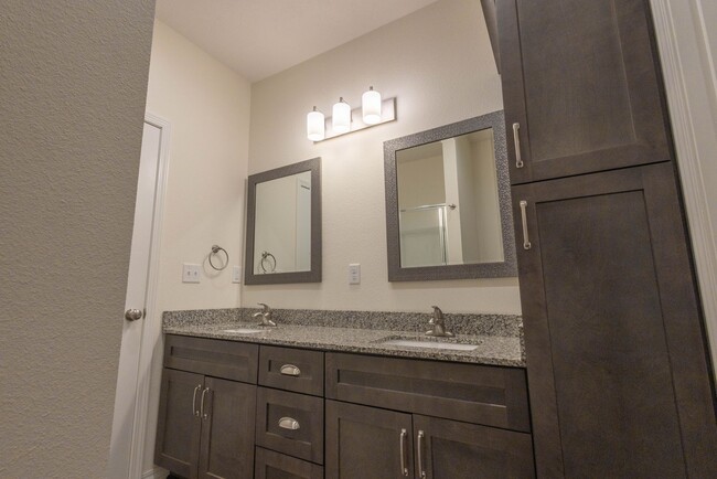 Building Photo - NEW LUXURY 2 BED 2 BATH 1 CAR GARAGE DUPLEX