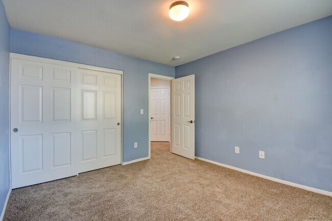 Building Photo - 4 Bed 3 Bath With Huge Loft