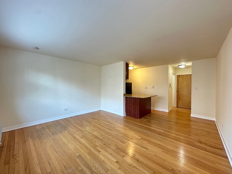 Building Photo - 645 W Wrightwood Ave