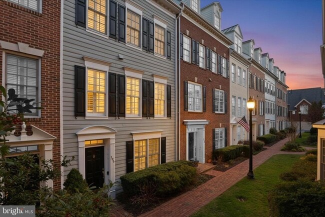 Building Photo - 308 S Fayette St