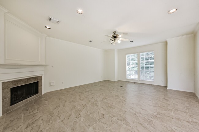 Building Photo - 2322 Chenevert St