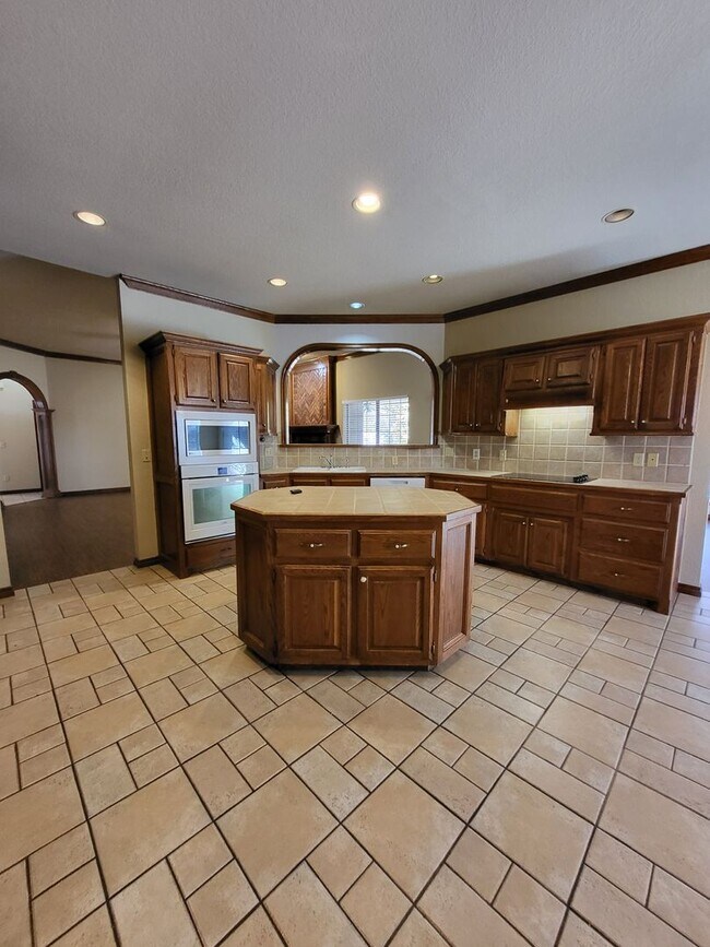 Building Photo - (3) Bed/(2.5) Bath with over 2000sqft in Blanchard Avail NOW!