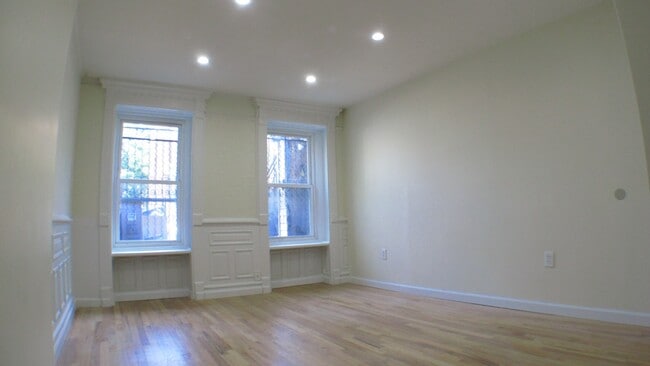 Building Photo - Garden 1.5-Bed/1-Bth Renovated Bed (1+ Off...