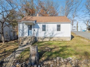 Building Photo - 2 Bedroom, 1 Bathroom newly renovated home for rent off Williamson Rd!