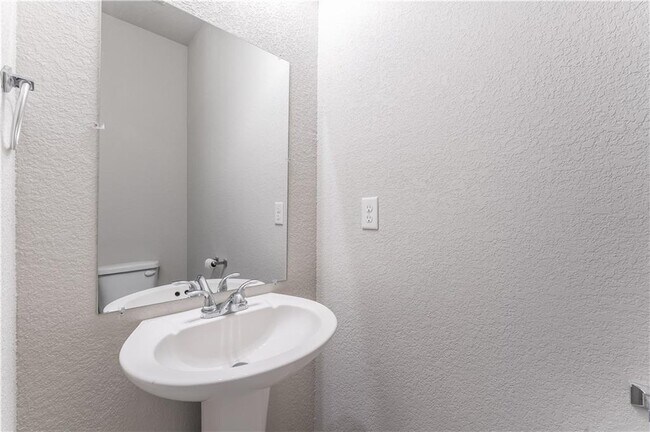 Building Photo - 1570 Scotland Dr