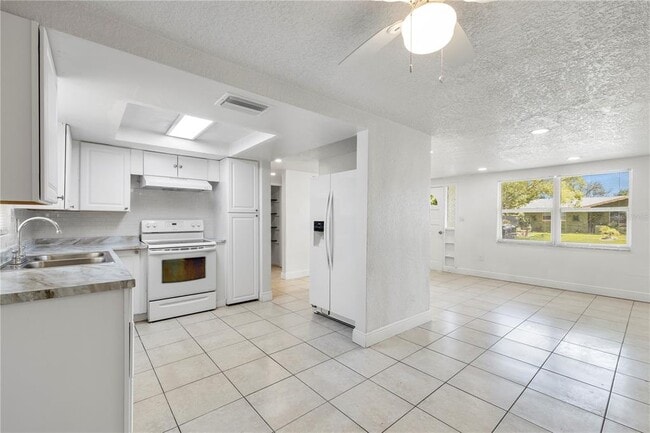 Building Photo - 10803 Hyssop St