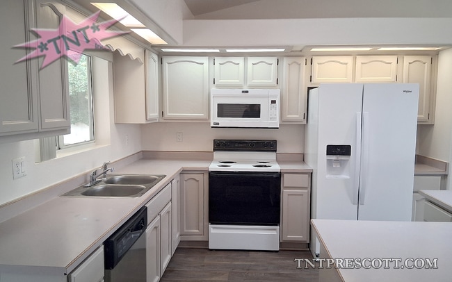 Building Photo - Home in Prescott Valley