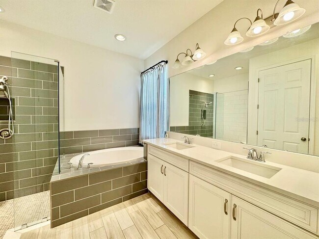 Building Photo - 34159 Astoria Cir