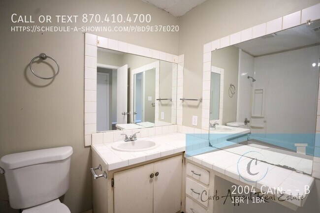 Building Photo - Recently renovated 1 bed, 1 bath apt - was...