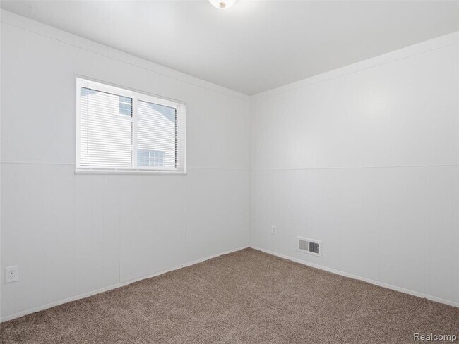 Building Photo - 1221 E Granet Ave