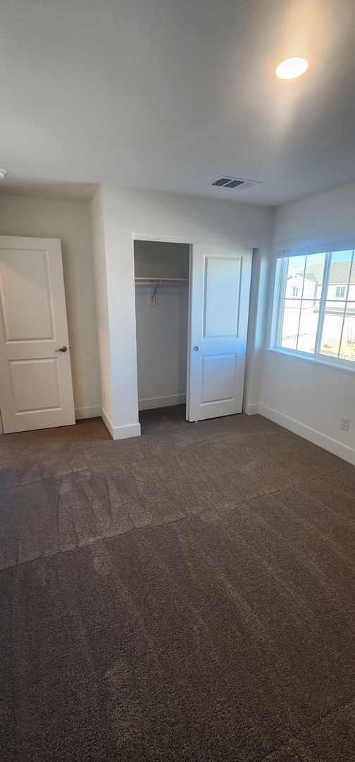 Building Photo - Newer home in Sparks!