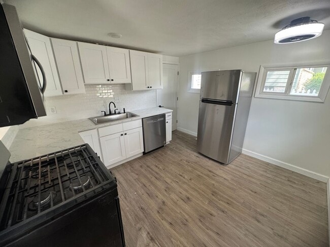 Building Photo - 3 Bedroom House in East Moline