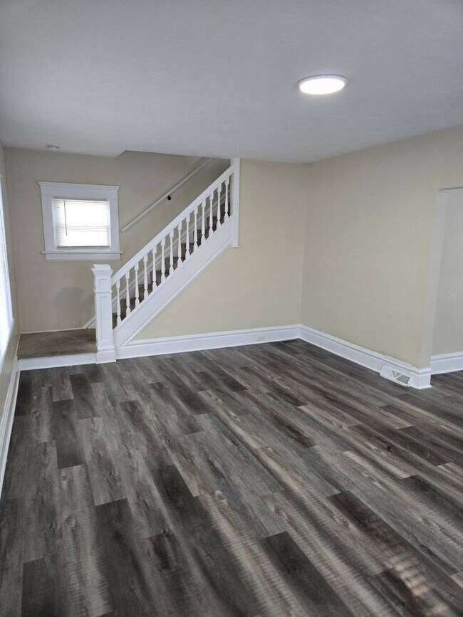 Building Photo - Charming 2-Bedroom Property in Prime Location (Section 8 Vouchers Accepted)