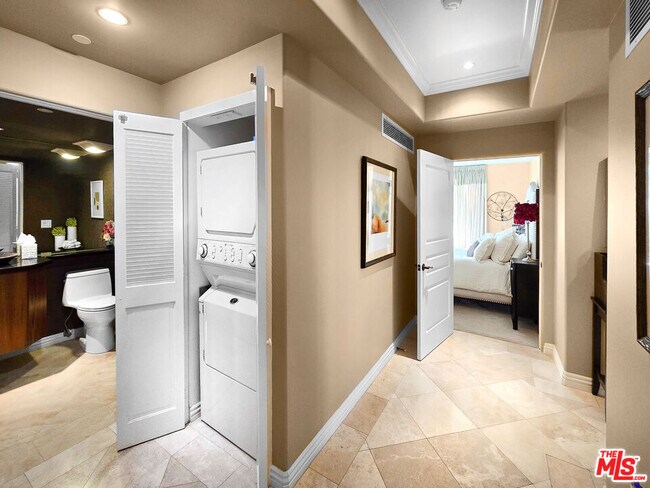 Building Photo - 10795 Wilshire Blvd