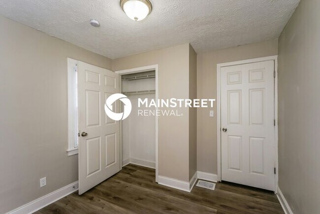 Building Photo - 3 Bedroom Pet-Friendly Home in Louisville, KY with Main Street Renewal