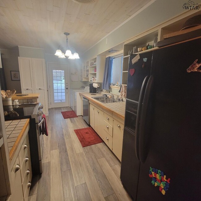 Building Photo - 2415 Martin St