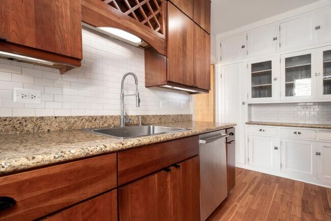 Building Photo - 2 bedroom in Evanston IL 60202
