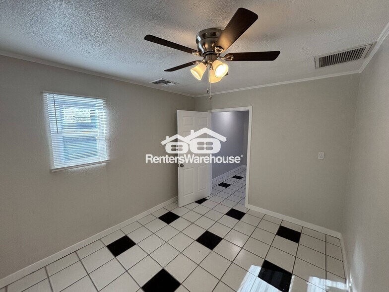 Building Photo - 2818 W Heatherbrae Dr