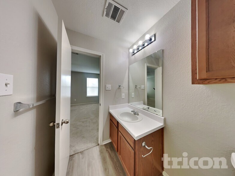 Building Photo - 2910 Candleside Dr