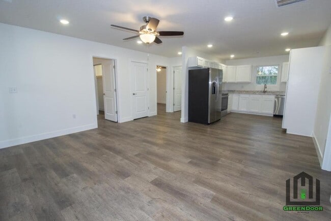 Building Photo - 303 Lion St