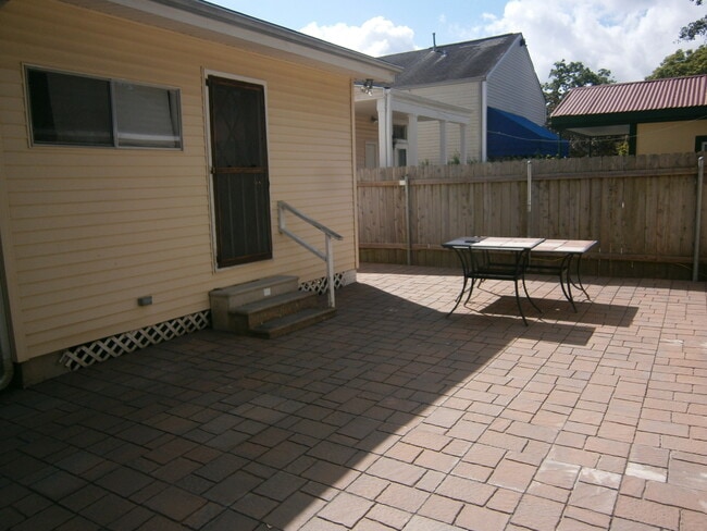 Building Photo - 220 Amelia St