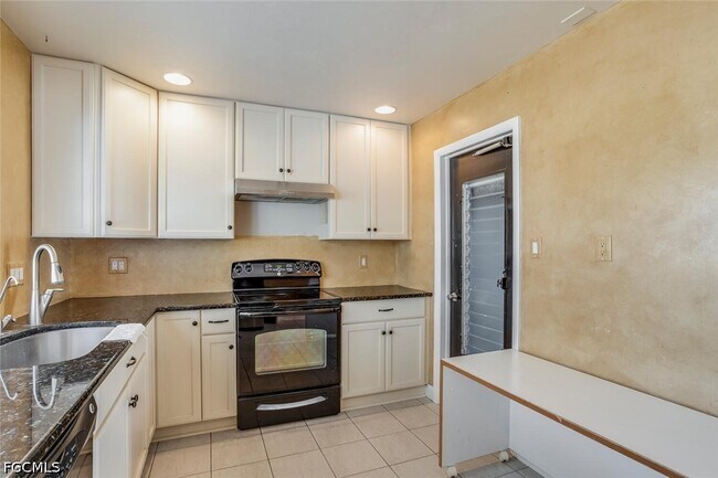 Building Photo - 806 N Entrada Dr