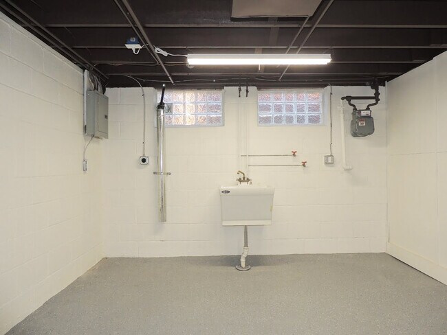 Building Photo - 3 Bed - 1 Full Bath Cape Cod for Rent in Euclid | Unbelievably Beautiful!