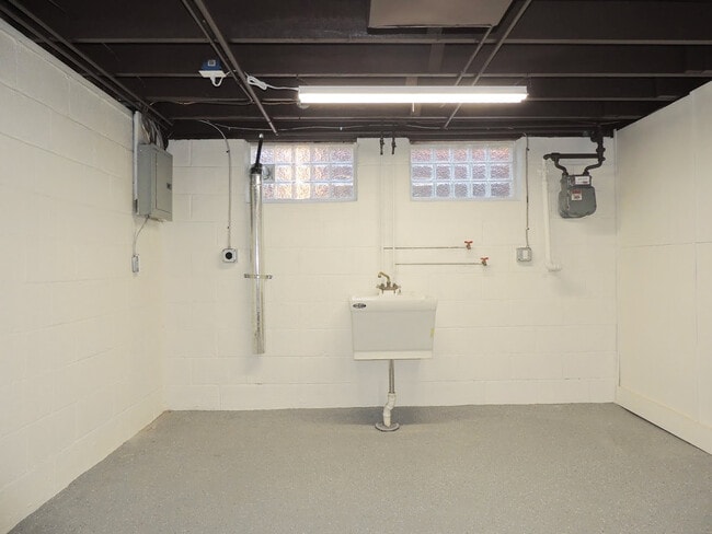Building Photo - 300 E 246th St