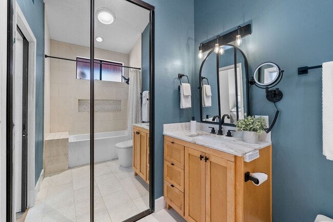 Building Photo - Charming 2 Bedroom 2 Bath In Beautiful Hillcrest