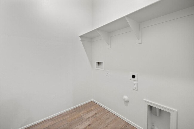 Building Photo - Beautiful Brand New 3 Bedroom Home with De...