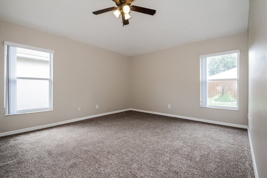 Building Photo - 9801 Laurel Ledge Dr