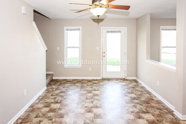 Building Photo - Perfect 3BR 2.5 BA Located Near All Necess...