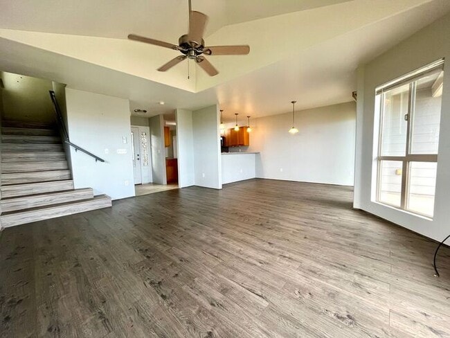 Building Photo - Makakilo: 3 Bdrm 2.5 Bath Townhouse w/ 2 C...