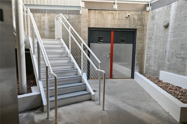 Building Photo - 615 Hampton Dr