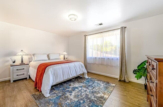 Building Photo - Fully Furnished House in Eureka