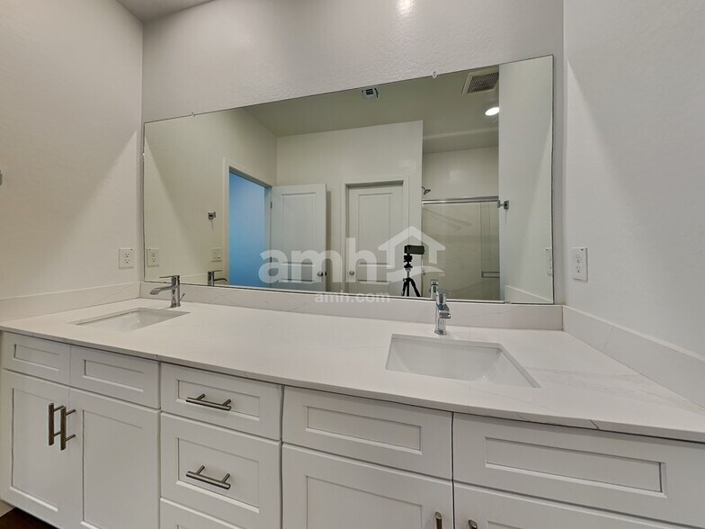 Building Photo - 20177 W Thomas Rd