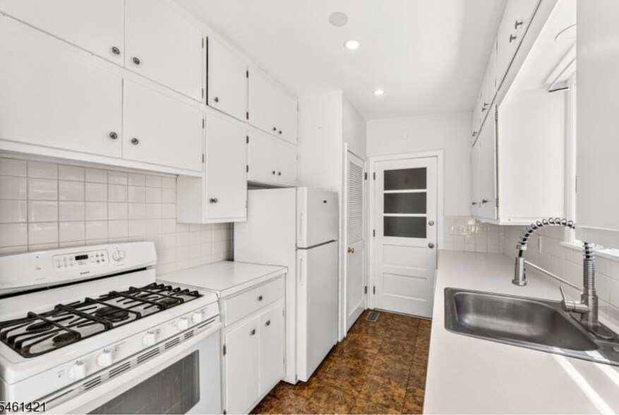 Building Photo - 879 Vosseller Ave