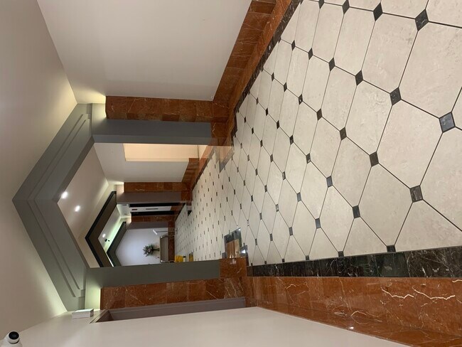 Building Photo - 1212 N La Salle Dr