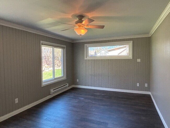 Building Photo - Available NOW! Gorgeous 3BR/2 BA Unit in Hastings!