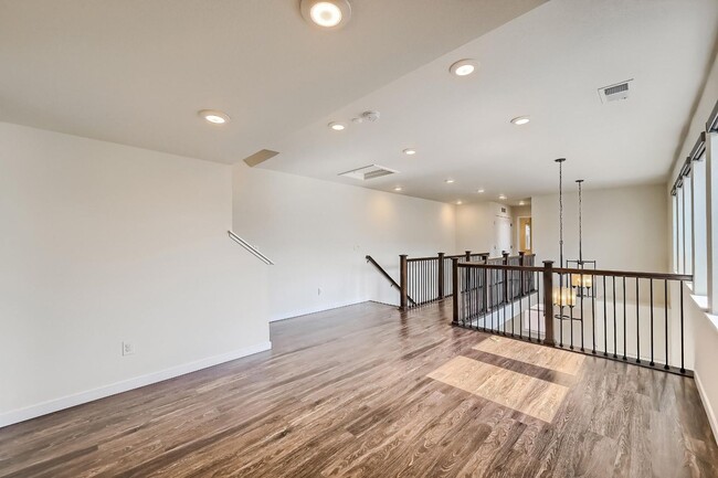 Building Photo - 3 Bedroom Townhome in Englewood