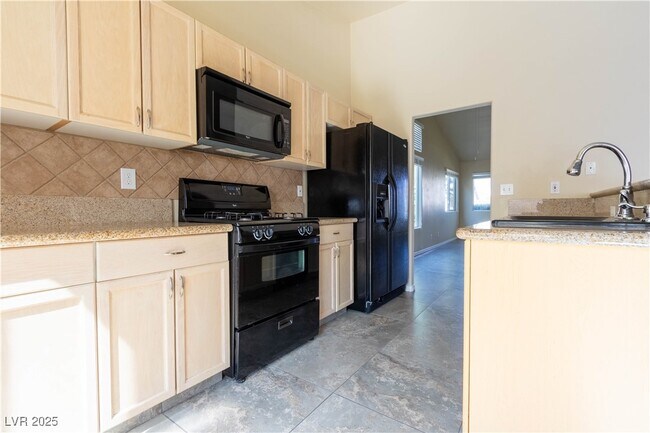 Building Photo - 4633 Califa Dr