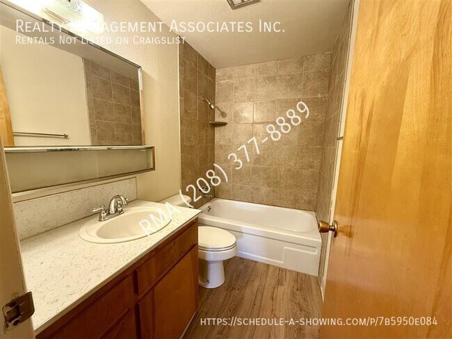 Building Photo - 1617 S Michigan Ave